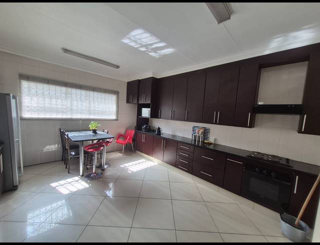 220M² OFFICE TO LET IN ALBERTON NORTH